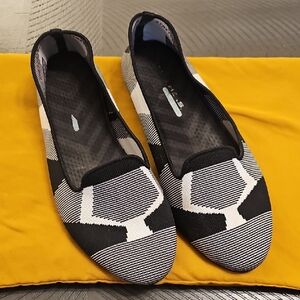 Stylish Black and White Women's Flats
